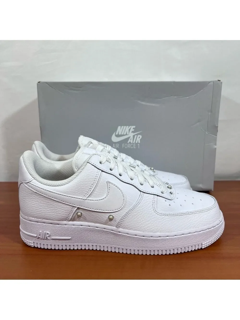 Nike NEW Women's Air Force 1 ‘07 SE Triple White Pearl Shoe Size 8.5 #B1236A